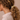 Goudkleurige haarclip met parels in paardenstaart dames elegante haaraccessoire in krullend haar