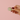 Haarclip met parels in hand gehouden elegante dames haaraccessoire roze achtergrond