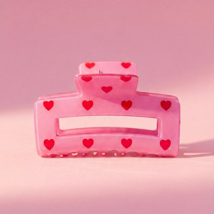 Roze haarklem dames met rode hartjes haarclip stijlvolle haaraccessoire op roze achtergrond