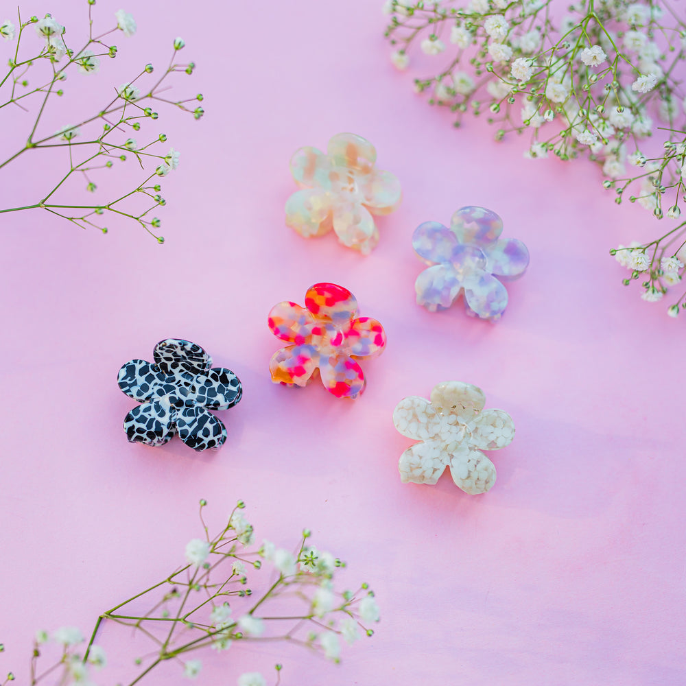 Set haarclips met bloem design in verschillende kleuren op roze achtergrond haaraccessoires collectie