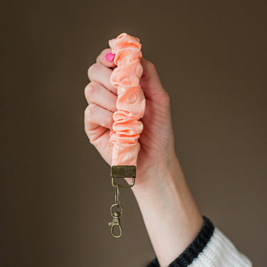 Scrunchie sleutelhanger - Valentijn - Peach Stip