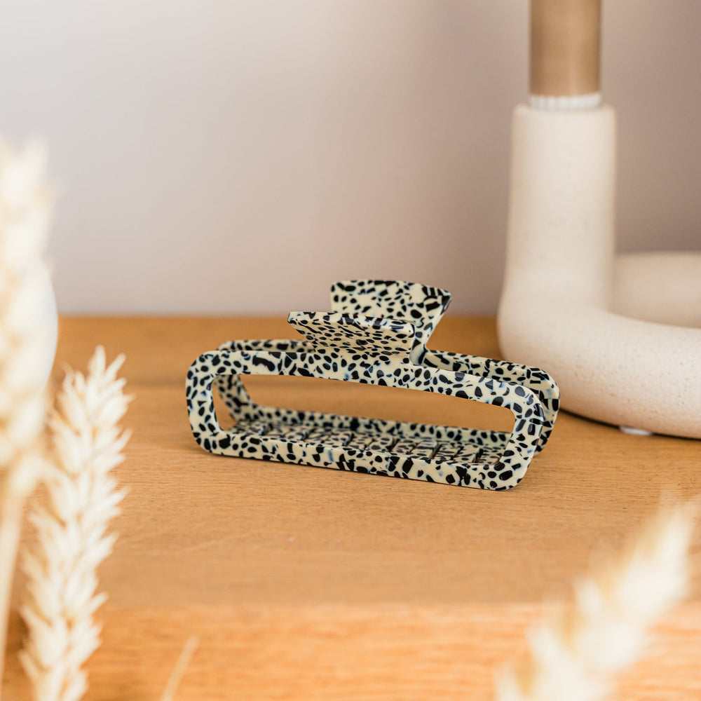 haarclip dierenprint op houten tafel haarklem groot model geometrisch design haaraccessoire