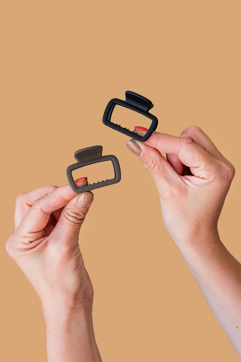 geometrische haarclips set zwart beige in hand haarspeld minimalistisch haaraccessoire