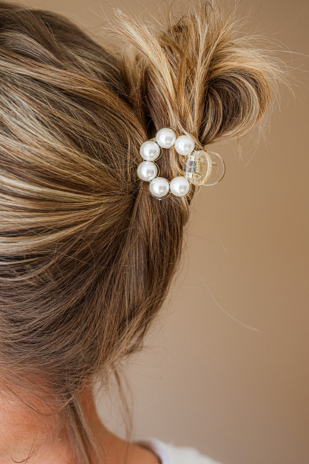 haarelastiek met parels in blond haar knot elastiek stijlvol haaraccessoire dames