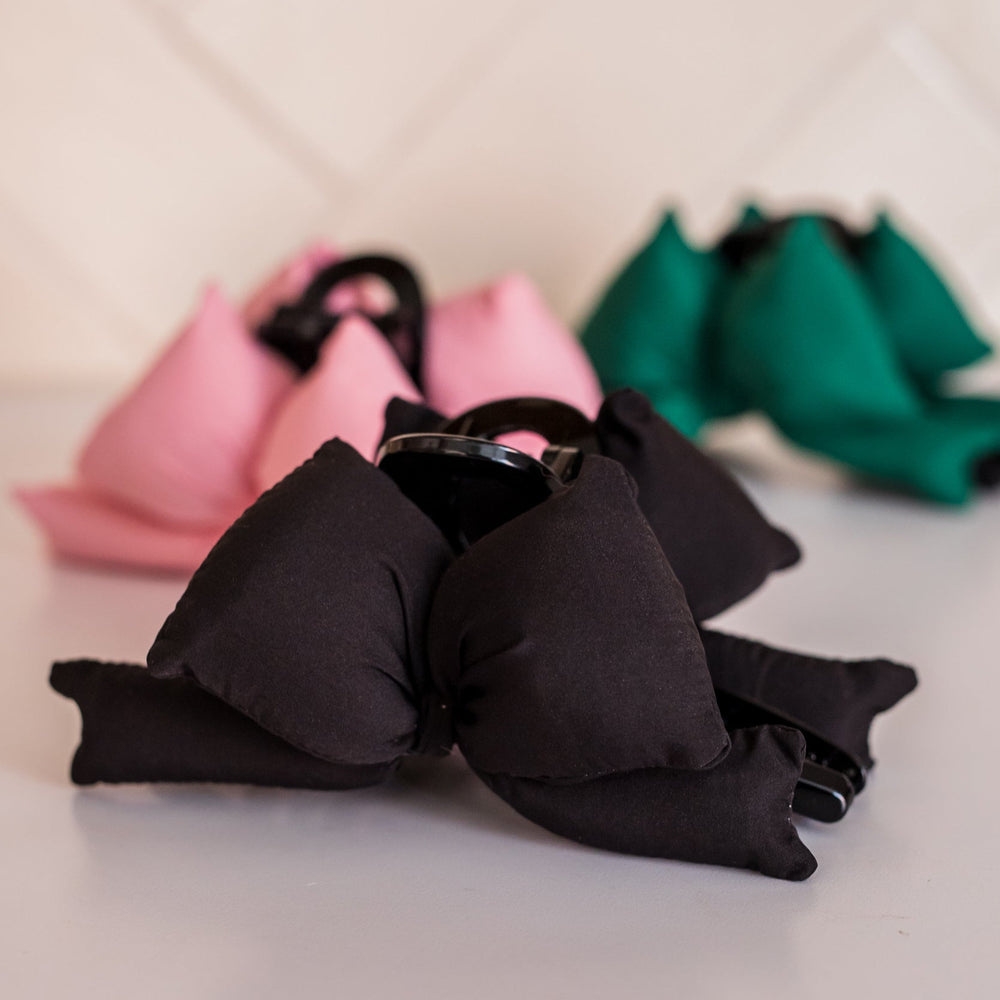 set haarclips met strik zwart roze groen haaraccessoires meerdere kleuren op tafel