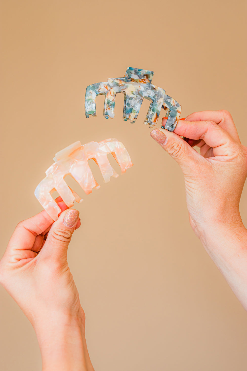 set haarclips marmer look in hand blauw en transparant haarclip groot model haaraccessoires