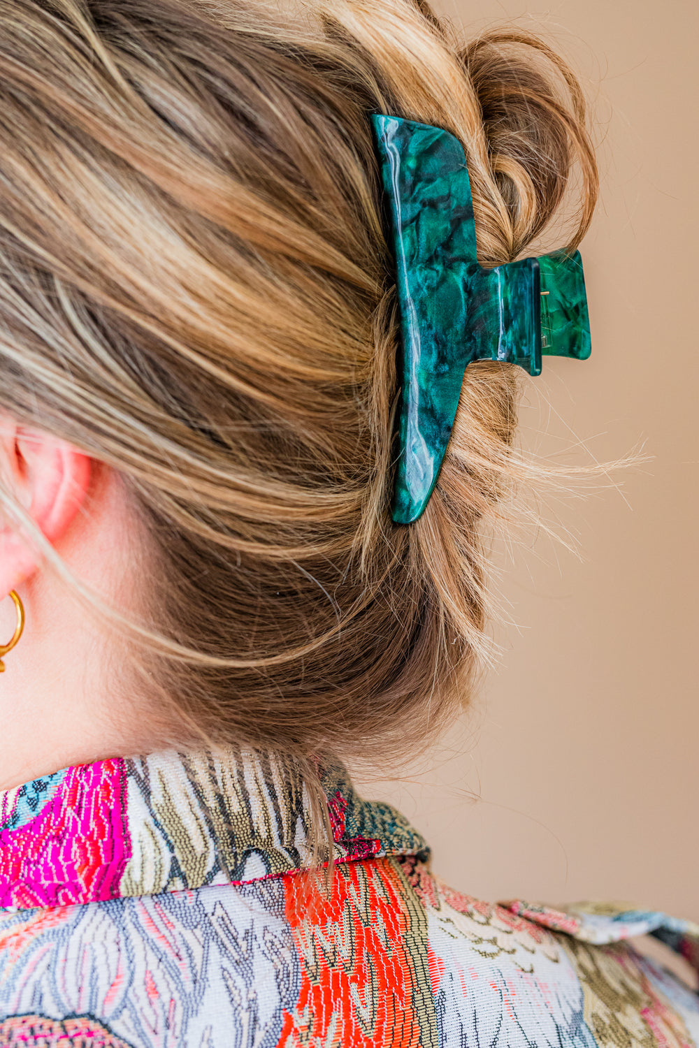 donkergroene gemarmerde haarclip groot model in blond haar haarspeld haaraccessoire