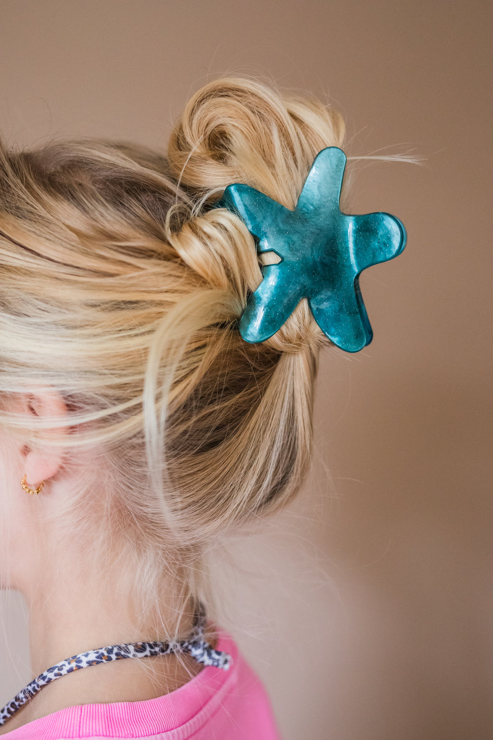 Zee blauwe zeester haarklem in blond haar dames zomerse haarclip strand haaraccessoire